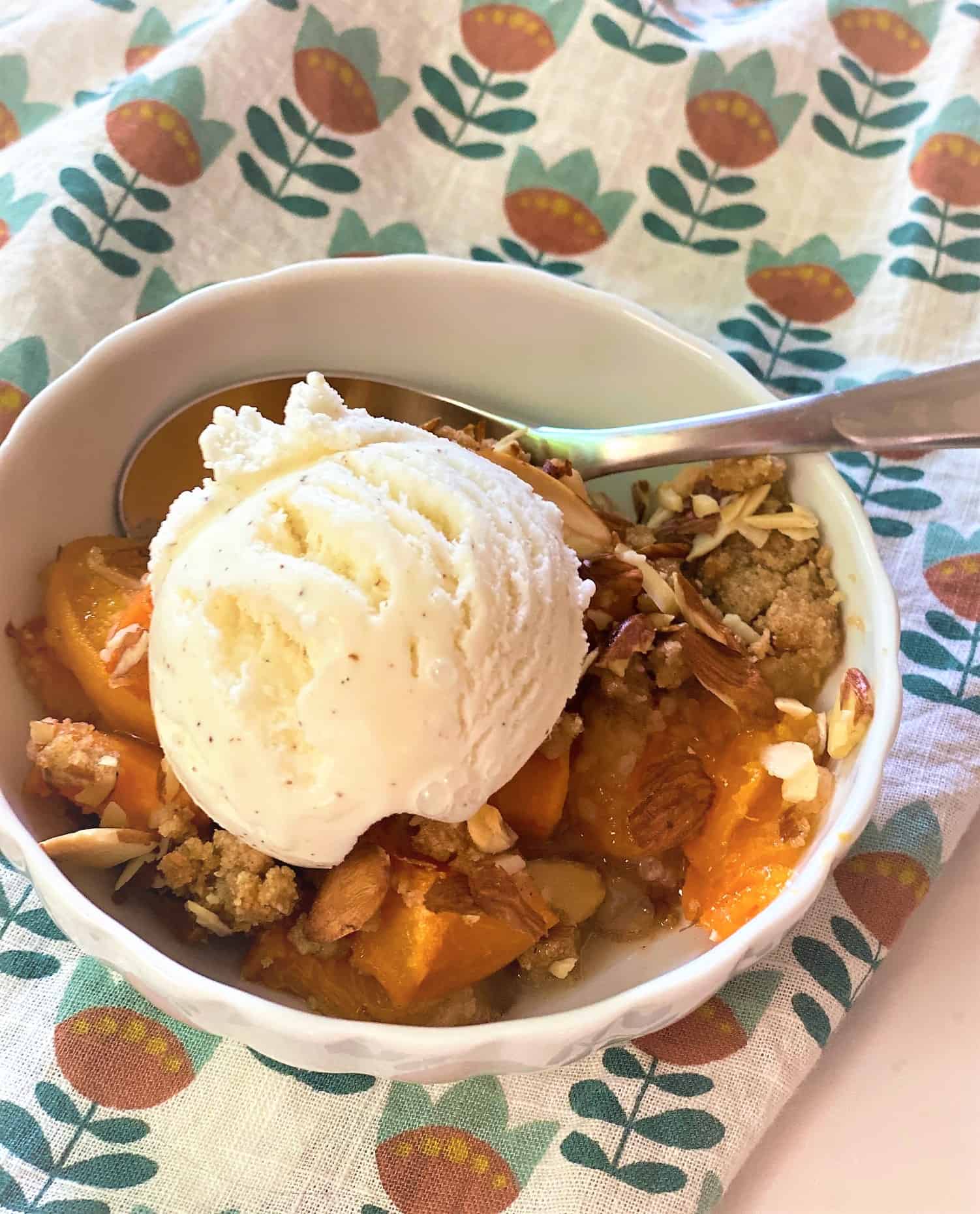 Apricot Crumble with Almonds Yummy, summery, and healthyish Food